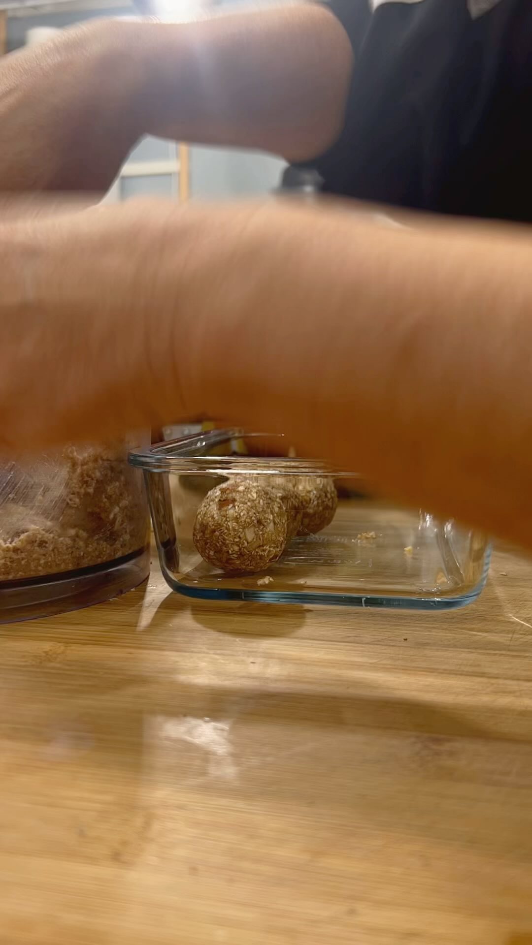 🍌Energy balls à la banane 🍌
〰️2 tasses de flocons d’avoine à l’ancienne
1/2 tasse de banane écrasée , d’une banane moyenne
1/2 tasse d’ amandes
1/2 tasse de noix de pecan
1/3 tasse de sirop d’érable
1 cuillère à café de cannelle moulue
1/4 cuillère à café d’ extrait de vanille
1/4 cuillère à café de sel
INSTRUCTIONS
Ajouter tous les ingrédients dans un robot culinaire et mélanger le mélange pendant 10 secondes. Grattez les côtés, puis mélangez à nouveau jusqu’à ce que le mélange soit assez lisse, avec un peu de texture. La pâte commencera probablement à rouler autour du robot culinaire lorsqu’elle sera suffisamment mélangée.
Ramassez une boule à l’aide d’une cuillère à biscuits moyenne et faites-la rouler entre vos mains. Placez-le ensuite sur une assiette tapissée de papier sulfurisé ou une plaque à pâtisserie. Continuez ce processus jusqu’à ce que vous ayez épuisé toute la pâte.
Refroidissez les boules pendant 30 minutes pour les raffermir, puis dégustez!
💬qui va réaliser ces délicieuses petites boules d’énergie ?
#energyballs #banane #naturopathie #naturopathieholistique