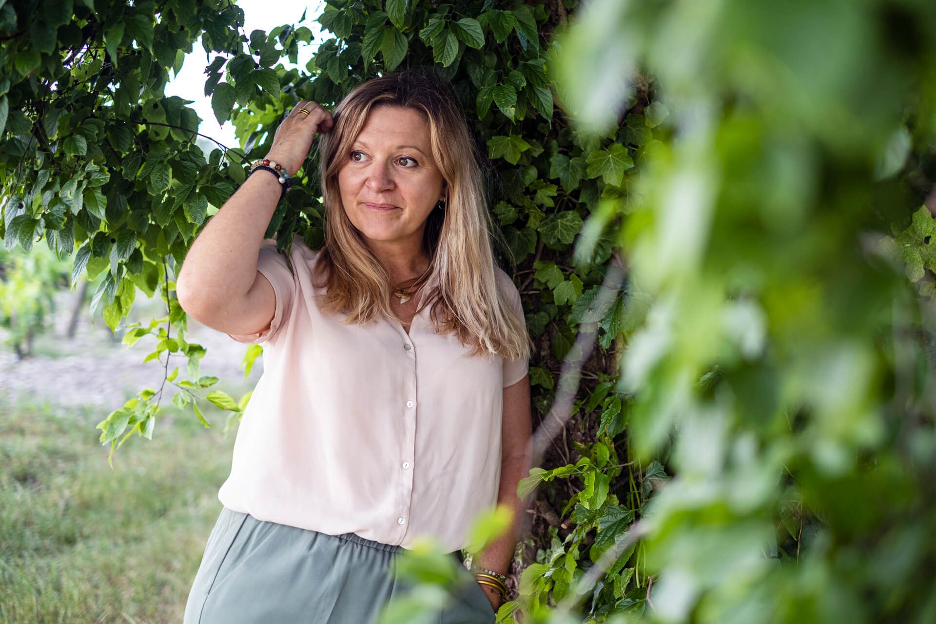 Portrait face arbre cheveux extérieur face par Emilie Coudoin